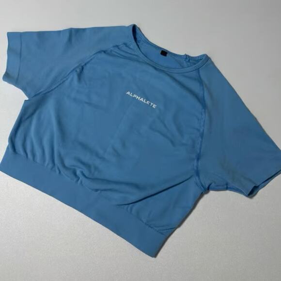 Alphalete Amplify Crop Top - Picture 2 of 5